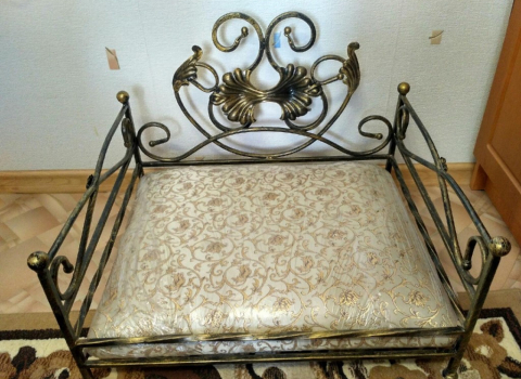 Изящная кованая кроватка для питомца КМП-023