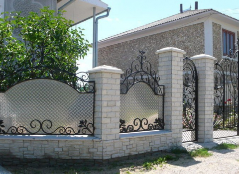 Закрытый кованый забор для  особняка ЗА-034