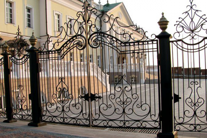 Ворота распашные кованые с калиткой